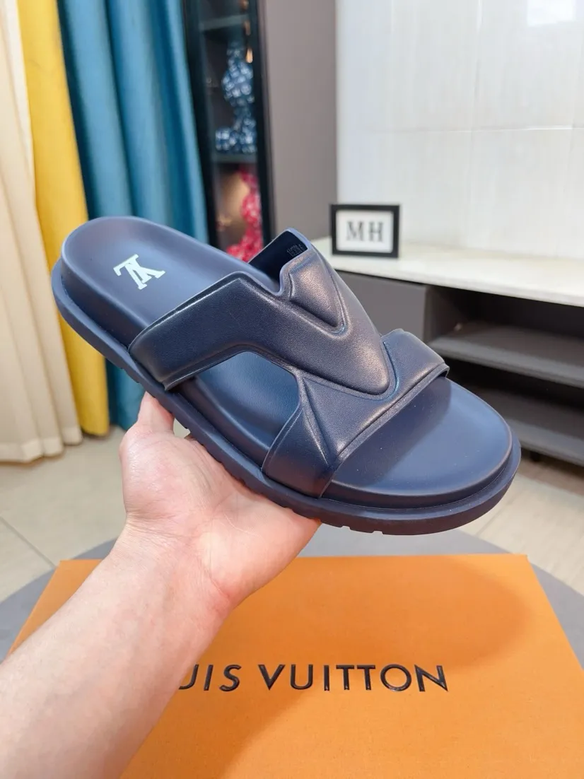 Men's shoes 💰360🌹🌹 (lv-Louis Vuitton) new men's sandals, high-end boutique, exquisite embossed logo decoration on the upper, fine workmanship, super soft soles, casual, loose and comfortable, a must-have in summer! \nsize：38-44